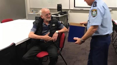 جمع شمل رجل متشرد بصديقه الفأر بمساعدة الشرطة (فيديو)