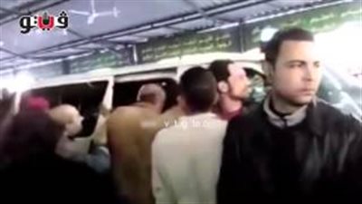 بالفيديو.. محبو ممدوح عبد العليم يعطلون خروج جثمانه من«مصطفى محمود»