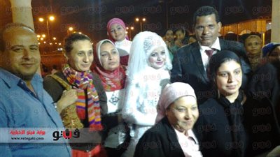 بالصورة.. عريس وعروسة يشاركان في عرض مسرحي ليلة زفافهما بقنا