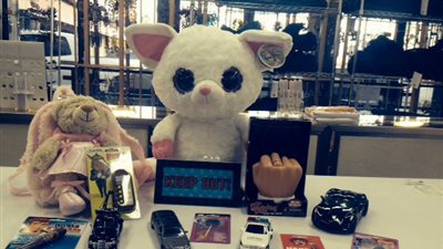 بالصور.. أنجلينا جولي تشتري لعبة 