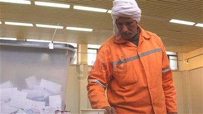 عمال النظافة والمترو والكهرباء يدلون بأصواتهم في الاستفتاء (صور)