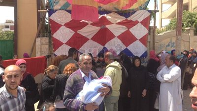 مواطن يصطحب حفيده في 