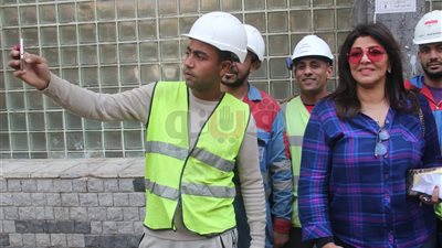 هالة صدقي تلتقط السيلفي مع عمال المترو والنظافة بلجنة التصويت (صور)