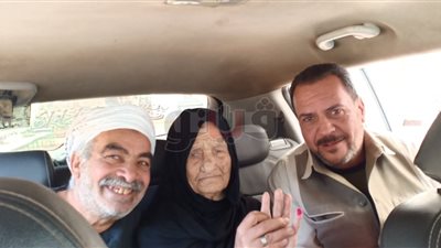 مسنة عمرها 105 أعوام تشارك في الاستفتاء بالقليوبية (صور)
