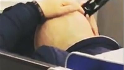 رجل يحلق شعره على متن طائرة (فيديو وصور)