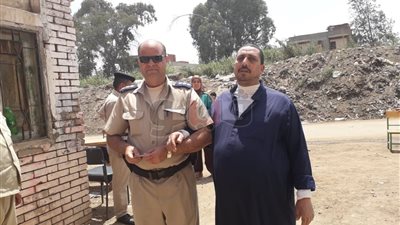 شرطي يساعد كفيف للإدلاء بصوته في الاستفتاء بالغربية (صور)