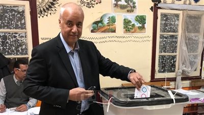 رئيس جامعة الإسكندرية ومحافظ مطروح السابق يشاركان في الاستفتاء