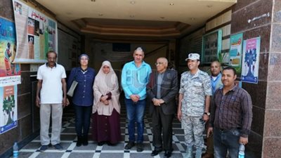 يوسف القعيد يدلي بصوته في الاستفتاء بالأقصر