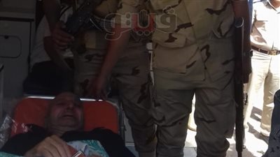 مريض يشارك في الاستفتاء من داخل سيارة إسعاف بقنا (صور)