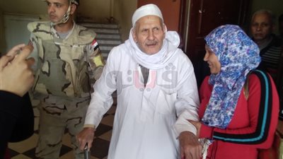 مسن يدلي بصوته في سموحة: 