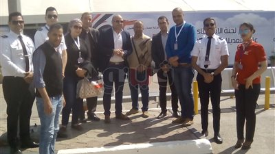 المضيفات والطيارون يشاركون في الاستفتاء على الدستور بمطار القاهرة