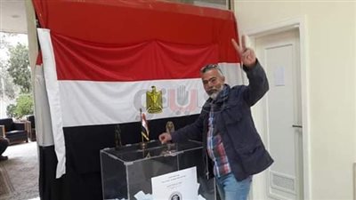 توافد الناخبين المصريين في بيروت للاستفتاء على الدستور