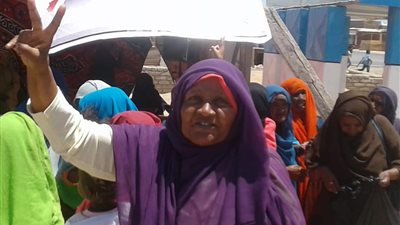 نساء حلايب وشلاتين يرفعن علامات النصر ويحملن الأعلام بلجان الاستفتاء (صور)