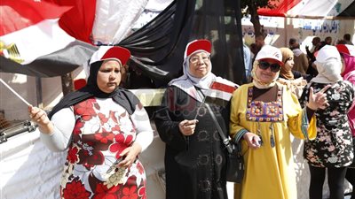 لليوم الثاني.. السيدات الأكثر إقبالا على لجان الاستفتاء (فيديو وصور)