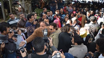 بالفيديو.. نجوم الفن يشاركون في تشييع جثمان ممدوح عبد العليم.. السقا والفيشاوي «أبرز الحضور».. زوجته تصرخ في وداعه: «سيبونى».. بكاء إلهام شاهين وهالة صدقي.. واستياء بوسي شلبي من سو