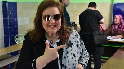 دلال عبد العزيز: 