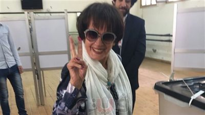 فنانون شاركوا في ثاني أيام الاستفتاء.. خالد زكي ورمضان والليثي يلتقطون سيلفي مع الناخبين.. دينا تحث على المشاركة.. هالة صدقي بصحبة أبنائها.. ودلال عبد العزيز: مد فترة الرئاسة حاجة حلوة (فيديو)