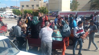 مسيرة لأهالي دمنهور بـ«التروسيكلات» أمام لجان الاستفتاء (فيديو)