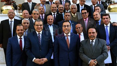 مدبولي يلتقط صورا تذكارية مع ممثلي النقابات العمالية بمجلس الوزراء