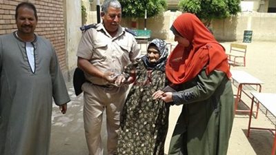 المعمرة ناجية علام تدلي بصوتها في الاستفتاء (صور)