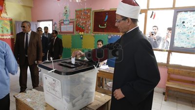 وكيل الأزهر يدلي بصوته في الاستفتاء على التعديلات الدستورية (صور)