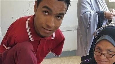 شاب مبتور اليدين يوقع على استفتاء تعديل الدستور بقدمه في قنا (صور)