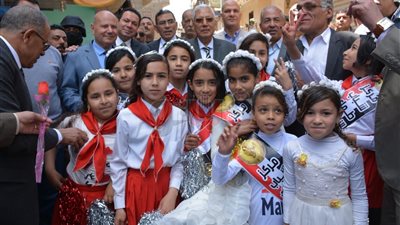 طالبات وأطفال بالزي العسكري والوصيفات بـ«الفرعوني» أمام لجان المنصورة