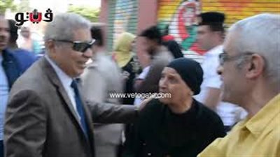 سيدة مسنة لمحافظ المنيا: جيت عشان خاطر مصر وشكرا لمحبتكم (فيديو)