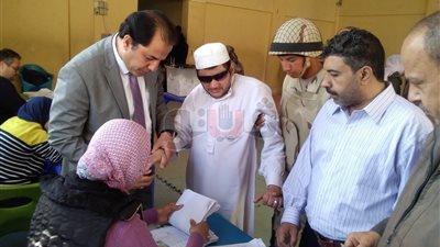 إمام كفيف يدلي بصوته في الاستفتاء على الدستور بالإسكندرية (فيديو)