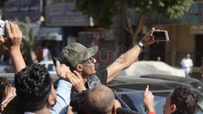 محمد رمضان يلتقط «السيلفي» مع المواطنين أمام لجنة الاستفتاء (صور)