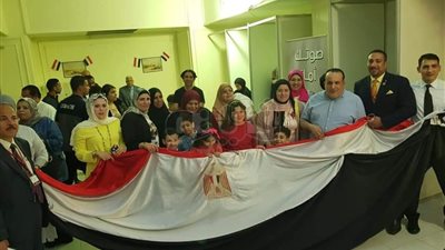 أبناء الجالية المصرية في الكويت يرفعون علم مصر