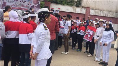 طالبات «شجرة الدر» بالمنصورة يرفعن شعار «الدين لله والاستفتاء للجميع»