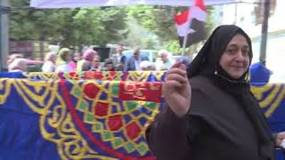 الداخلية تقدم مساعدات لكبار السن والمرضى للوصول للجان الاستفتاء (فيديو)