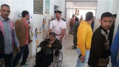 ذوي الاحتياجات الخاصة وكبار السن يتصدرون مشاهد الاستفتاء في برج العرب