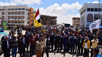 رئيس جامعة العريش يتقدم مسيرة طلابية للاستفتاء على الدستور (صور)