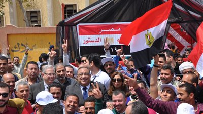 رئيس جامعة حلوان يحث الطلاب على المشاركة في الاستفتاء (صور)