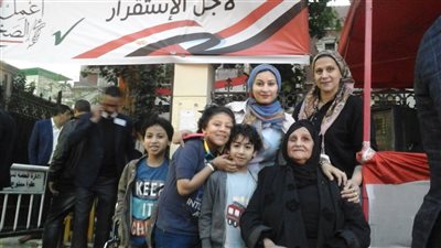 مسنة كفيفة تدلي بصوتها في الاستفتاء على التعديلات الدستورية (صور)