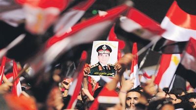 سائقو السيارات يشاركون مؤيدي السيسي في احتفالاتهم بـ