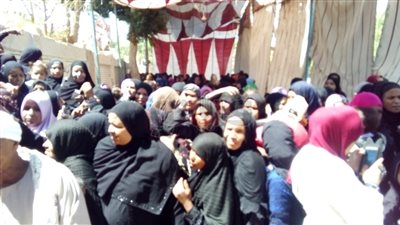 «النساء الأبرز».. 45 صورة ترصد الطوابير أمام لجان الاستفتاء بفرشوط