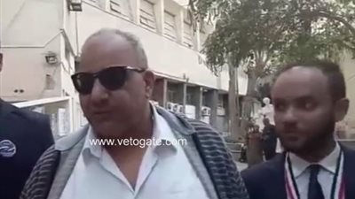 خالد سليم وبيومي فؤاد يدليان بصوتهما في الاستفتاء (فيديو)