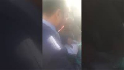 مسن يدلي بصوته داخل سيارة ربع نقل أمام لجنة الاستفتاء بسوهاج (فيديو)