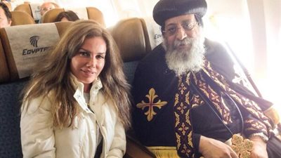 بالصورة.. نيكول سابا تعود من لبنان مع البابا تواضروس