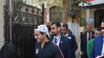 أحمد فهمي ودنيا عبد العزيز يدليان بصوتيهما في الاستفتاء