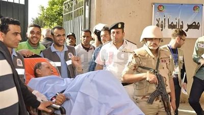 «الفنان المشرد» يدلي بصوته في الاستفتاء على تعديل الدستور بالشرقية