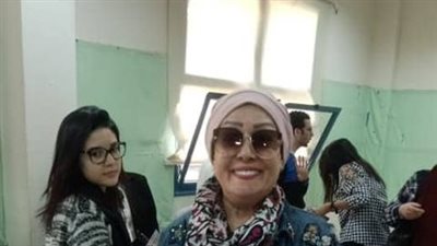 هالة فاخر تدلي بصوتها في استفتاء التعديلات الدستورية بمدينتي (صور)