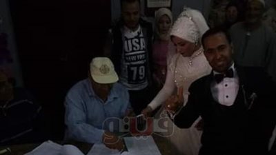 عروسان يدليان بصوتيهما في الاستفتاء داخل لجنة بالمنوفية