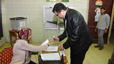 المؤلف أيمن سلامة يدلي بصوته في التعديلات الدستورية بالهرم