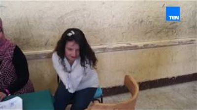 أول سيدة تستفتي بقدمها في التصويت على التعديلات الدستورية (فيديو)