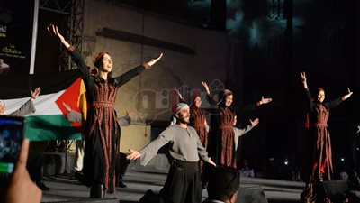 فرقة فلسطين تبدع بعروضها الفنية على مسرح الشاعر بالمعز (فيديو وصور)