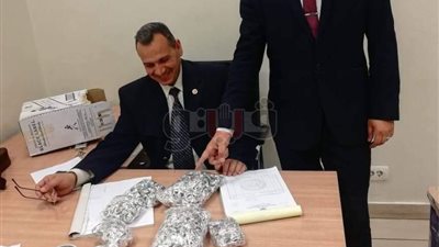 ضبط ١٠ كيلو مشغولات فضية داخل ملابس راكب بمطار القاهرة